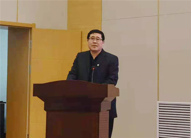 参会领导为新入职教师佩戴了校徽,全体新教师在机械学院院长王宏祥